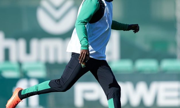 Sabaly vuelve a entrenar con el grupo en el entrenamiento del Real Betis