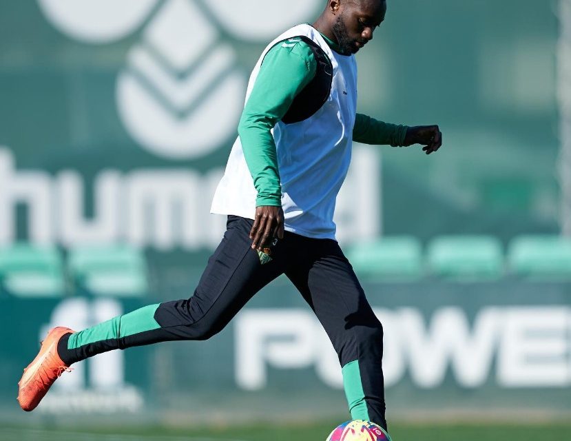 Sabaly vuelve a entrenar con el grupo en el entrenamiento del Real Betis