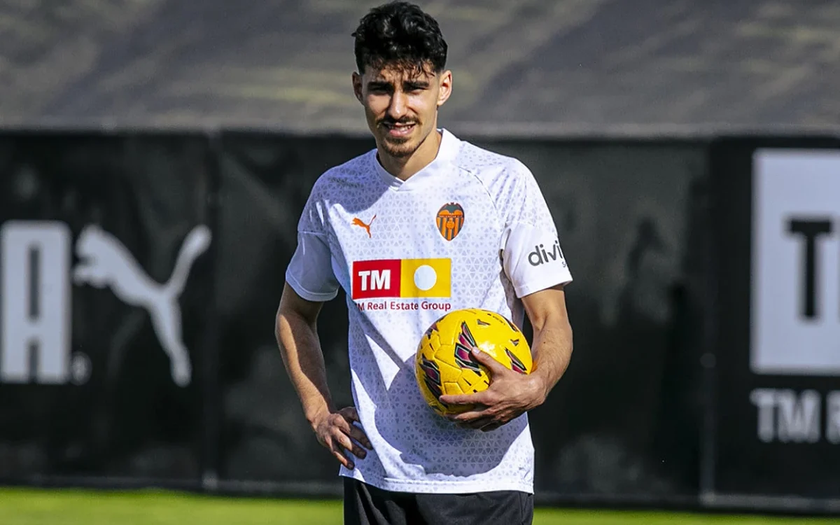 André Almeida durante un entrenamiento en la Ciudad Deportiva de Paterna